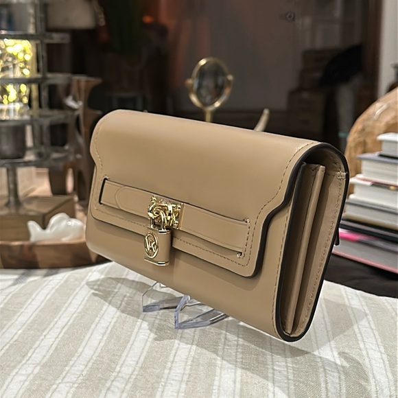 Authentic Michael Kors Hamilton Legacy Large Leather Wallet, in Camel. GORGEOUS - Picture 14 of 16